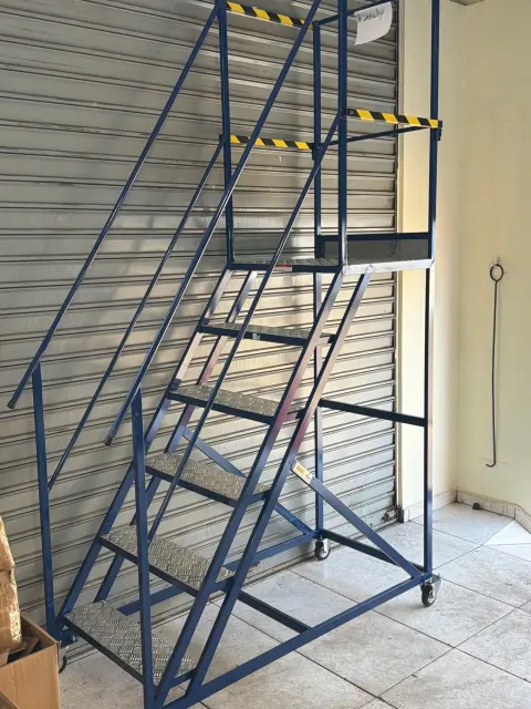 Escada de aço para porta palete
