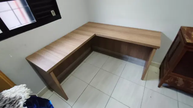 Mesa home office de canto